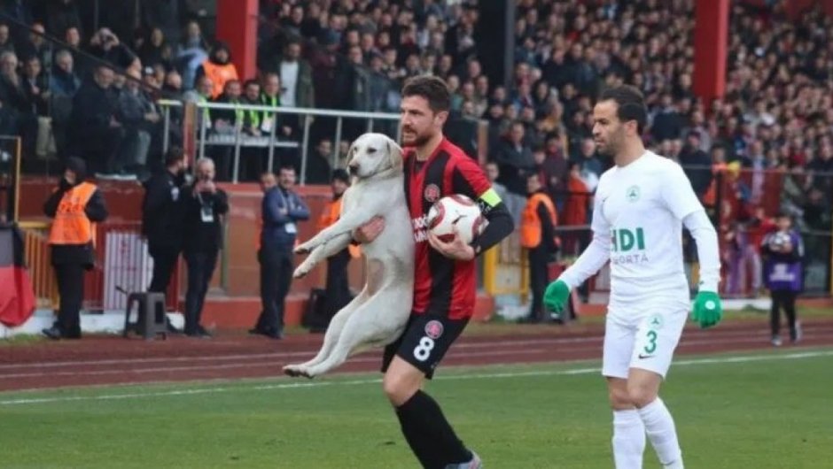 El jugador no le pudo quitar el balón. 