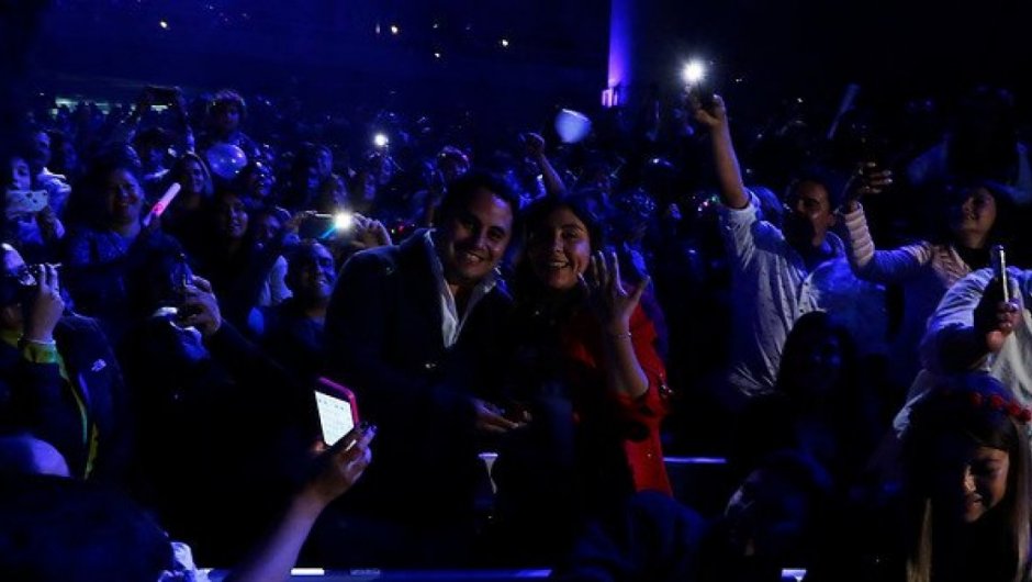 Víctor y Daniela se conocieron están juntos desde un concierto del mismo artista y tienen tres hijos. 