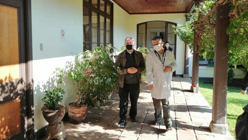 Monseñor Galo Fernández, junto al director del Servicio de Salud, Dr, Luis Jaime. 