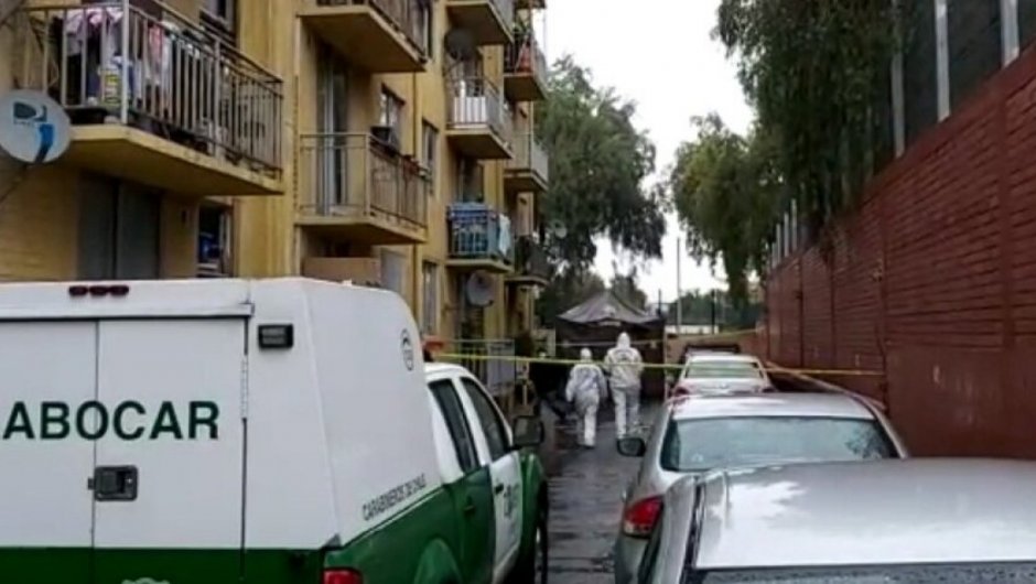 El hombre se lanzó desde el cuarto piso tras el presunto ataque. (Foto: @latercera). 