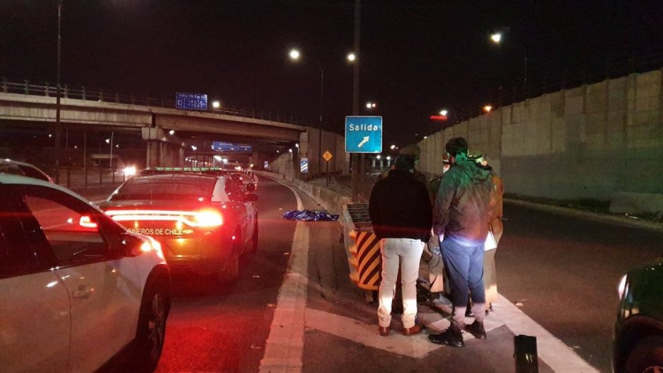 El hombre falleció en el lugar tras ser atropellado por dos vehículos. (Foto: @_felipecofre). 