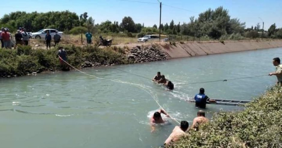 Personal de emergencia y vecinos de la zona trabajaron para rescatar a la madre y al menor de las aguas (Foto: @Emergenciasofiafm)