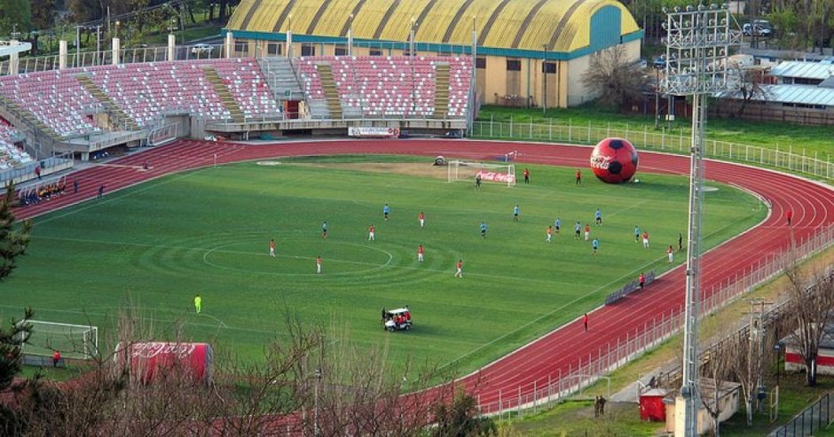 El Estadio La Granja de Curicó actualmente tiene un tamaño insuficiente de acuerdo a su población provincial (Foto: @sergipatox).
