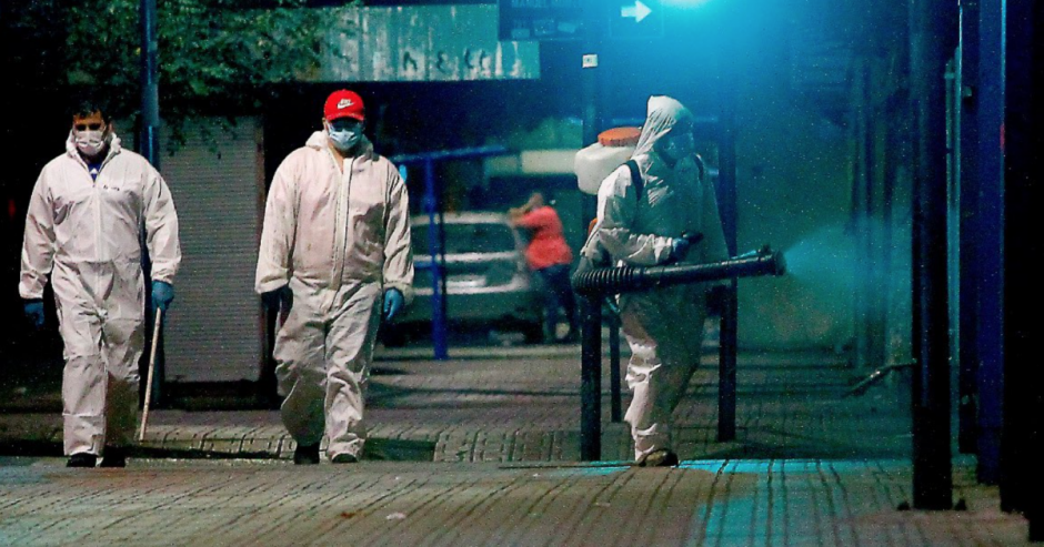 Trabajadores sanitizan las calles de la ciudad de Curicó. (Imagen: Municipalidad Curicó).