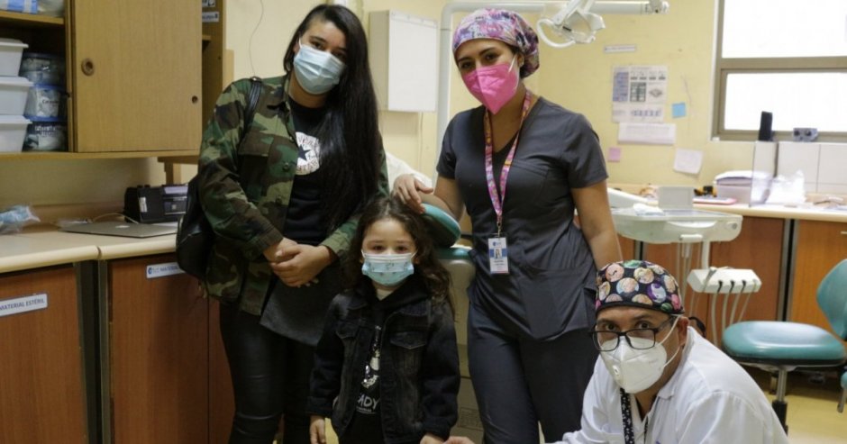 Hoy el niño está en control, con curaciones y fisioterapia, aparte de los ejercicios que realiza en su propia casa. (Foto: Hospital de Talca)