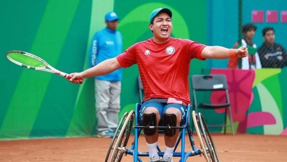 Brayan Tapia, tenista chileno que le dio el primer punto a Chile. (Foto: @paralimpicoCHI). 